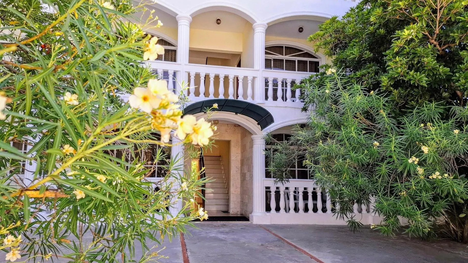 Costambar Ocean Breeze - Beachfront Apartment With Pool Las Flores