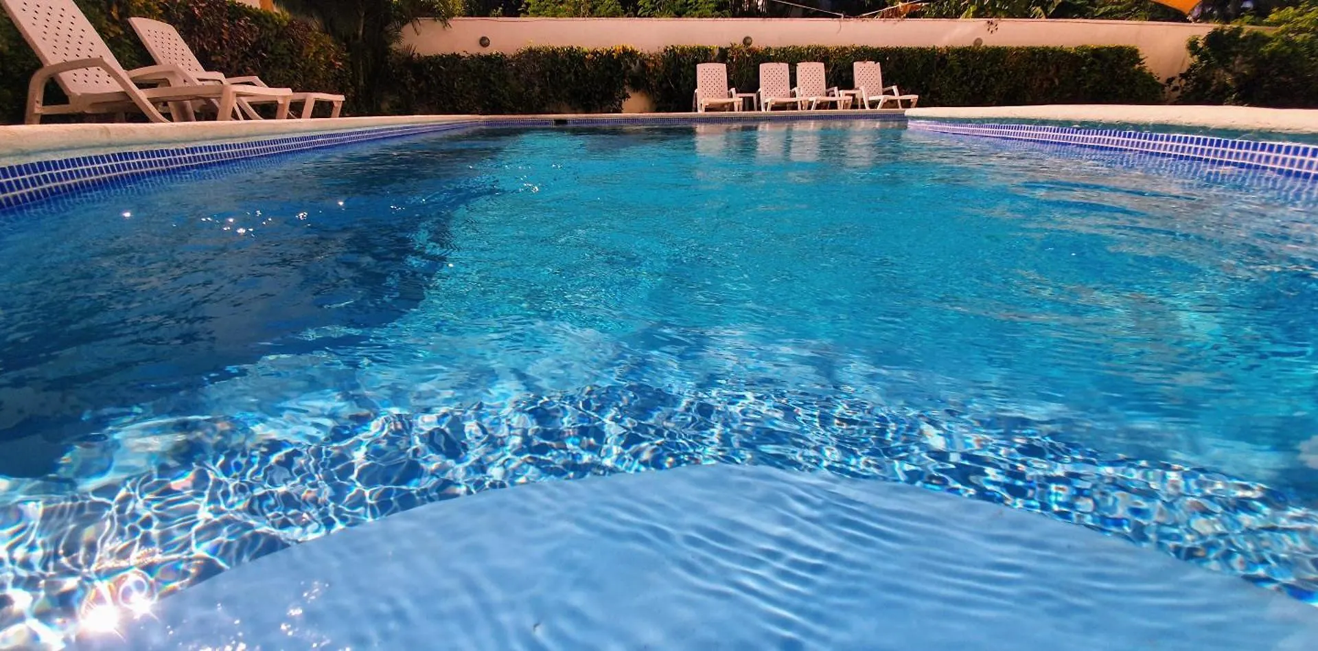 Costambar Ocean Breeze - Beachfront Apartment With Pool Las Flores 0*,