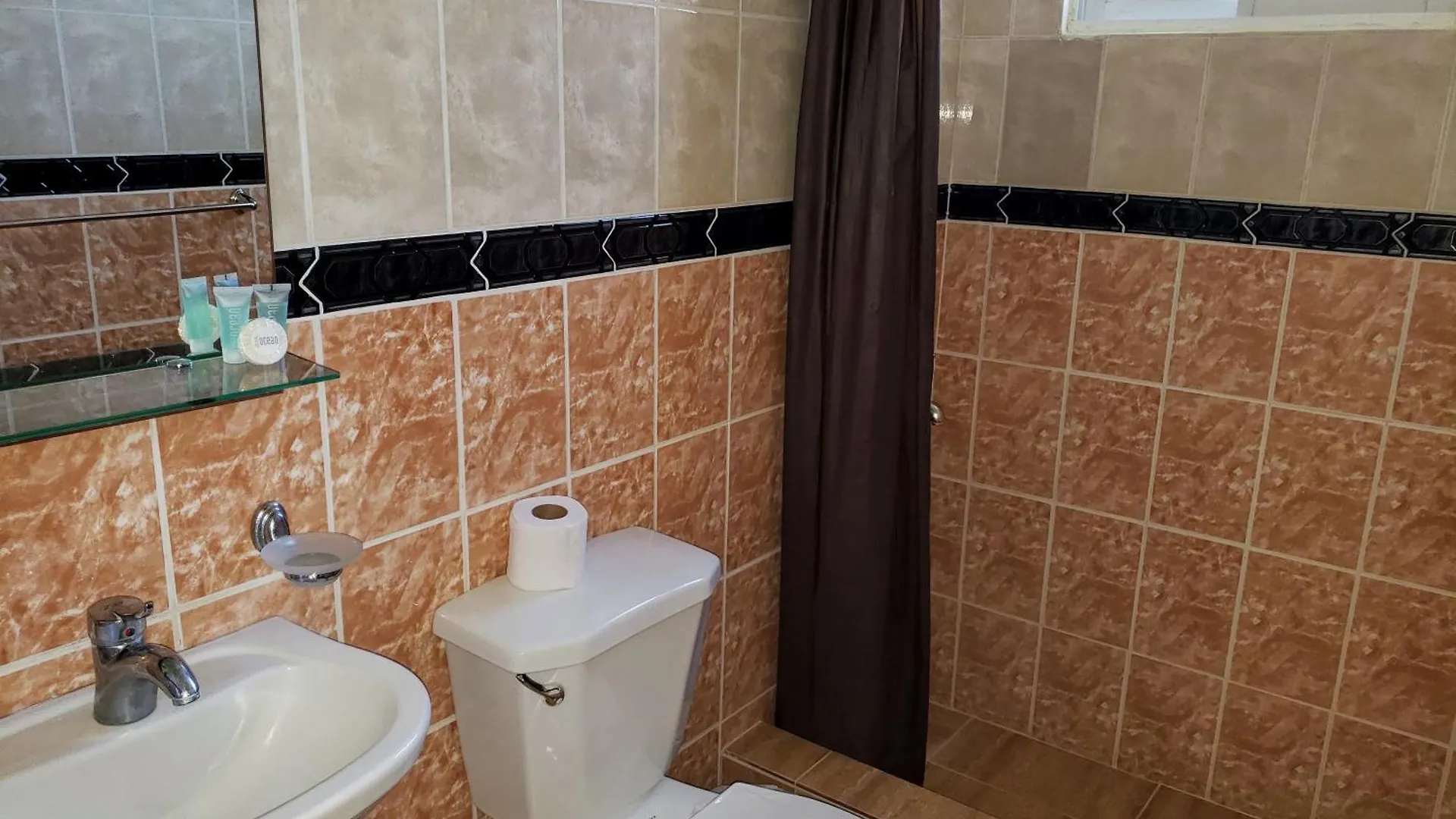 Costambar Ocean Breeze - Beachfront Apartment With Pool Las Flores